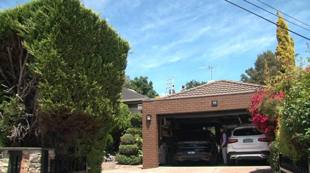 tradespeople repairing roof
