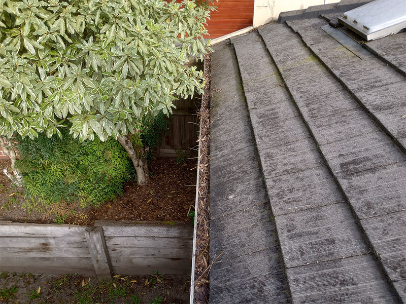How to clean your own gutters