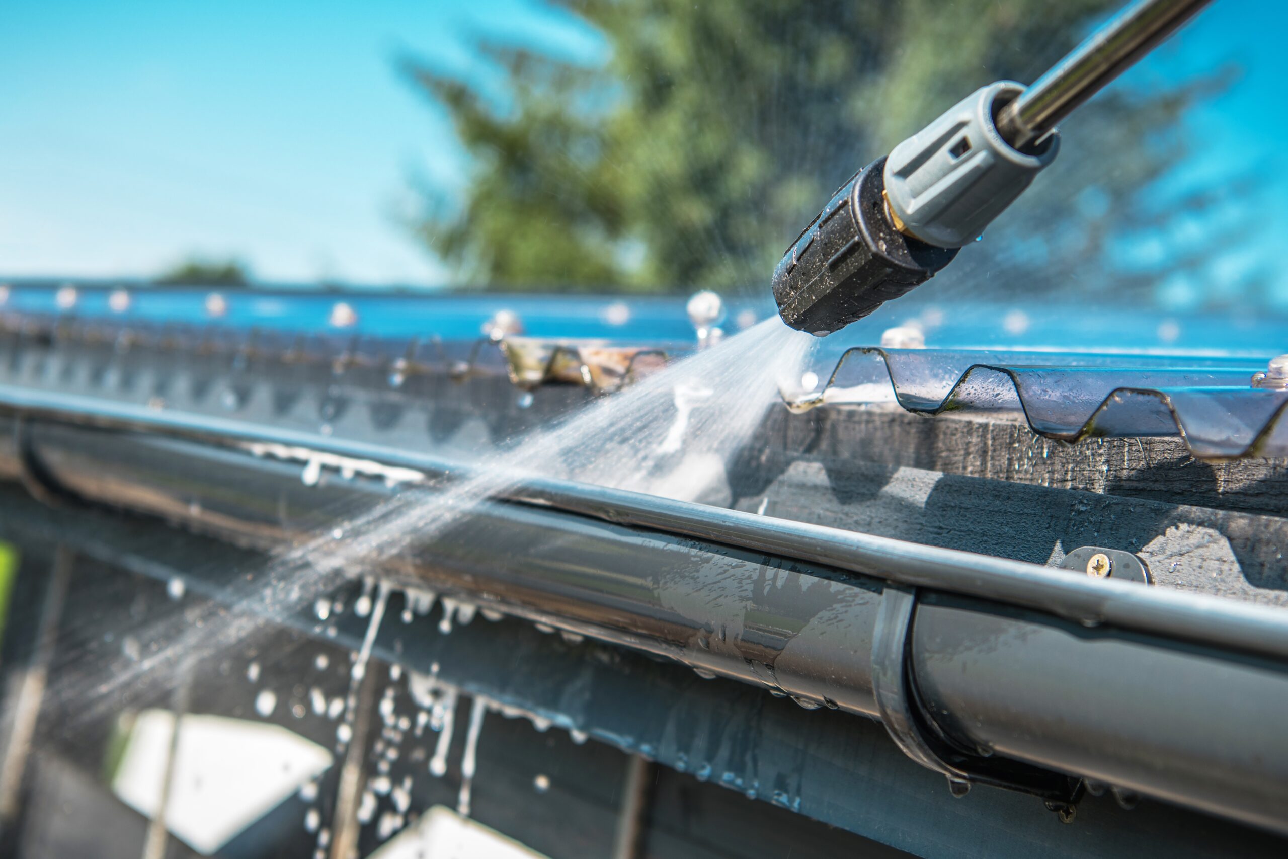 Pressure washing gutters clean in Melbourne