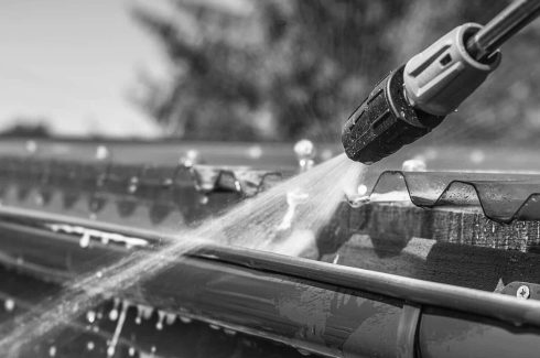 Pressure cleaning gutter